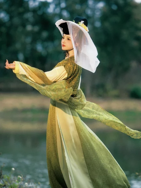 Restored Tang Dynasty Hanfu – Half-Sleeve Beizi Top