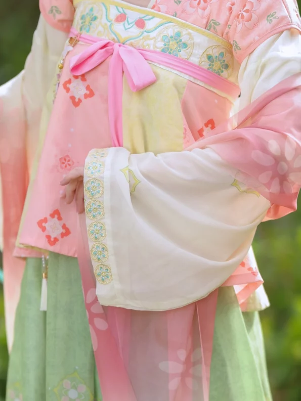 Tang Dynasty Hanfu Set – Embroidered Qixiong Qun (High-Waisted Skirt) & Beizi- Hanfu Way: Traditional & Modern Chinese Hanfu Clothing for All Occasions