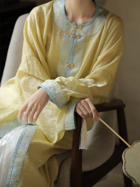 เสื้อคลุมคอกลมสไตล์ราชวงศ์หมิง – ผ้า Tencel สีเหลืองผสม