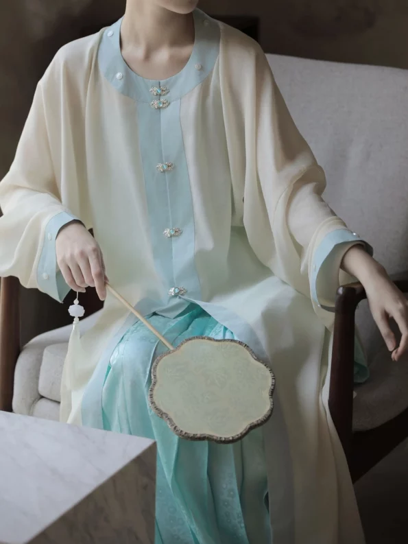 ชุดคลุมฮันฟูคอกลมสีขาวสไตล์ราชวงศ์หมิง – ลายผ้าแจ็คการ์ด – วิถีฮันฟู: ชุดฮันฟูจีนแบบดั้งเดิมและสมัยใหม่สำหรับทุกโอกาส