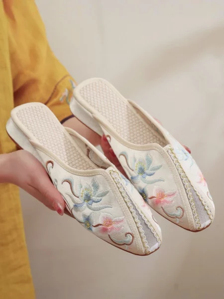 Chinese Style Embroidered Pointed Flat Shoes