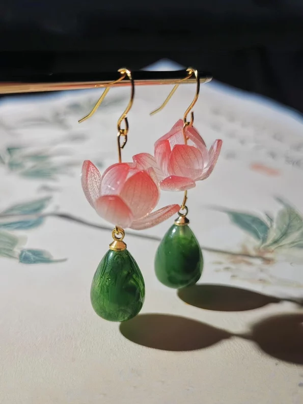 Rosa Lotusblüten-Ohrhänger im chinesischen Stil – Elegantes orientalisches Design – Hanfu Way: Traditionelle und moderne chinesische Hanfu-Kleidung für alle Anlässe