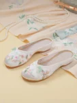 Sepatu Satin Bordir Gaya Vintage Cina-2