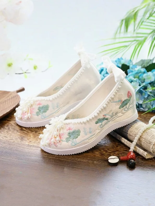 Giày Hán phục thời nhà Minh – Thiết kế đế cao thêu hoa sen ngọc trai – Phong cách Hán phục: Trang phục Hán phục Trung Quốc truyền thống và hiện đại cho mọi dịp