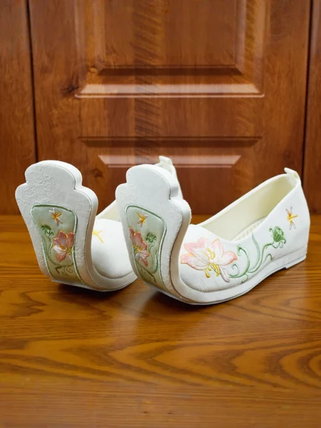 Warring States Style Women's Embroidered Shoes with Raised Toe