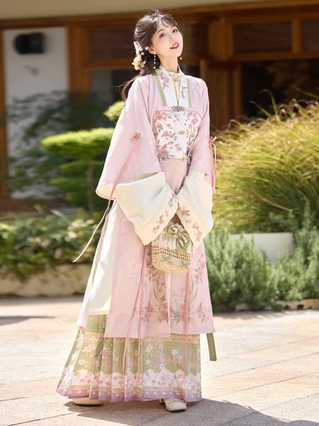 Ming Dynasty Embroidered Mamian Qun Hanfu Set
