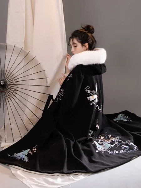 Traditionell kinesisk stil Svart broderad Hanfu-kappa i ull