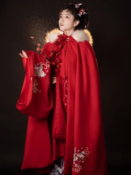 Traditionell kinesisk stil Röd broderad Hanfu-kappa i ull