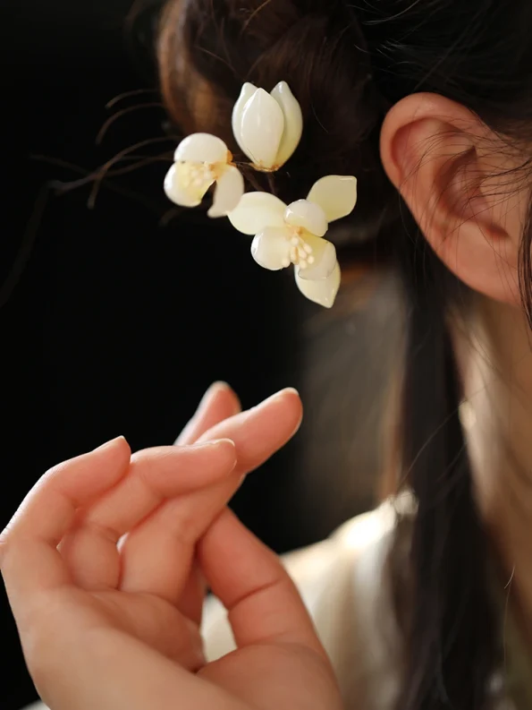 Weiße Magnolienblüten-Haarnadel im neuen chinesischen Stil – Hanfu-Weg: Traditionelle und moderne chinesische Hanfu-Kleidung für alle Anlässe