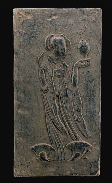 Zhōngguó Náncháo wénwù: “Tuō Bóshān lú shìnǚ huàxiàng zhuān”Cultural Relic of the Southern Dynasties in China: “Maid Holding a Boshan Incense Burner” Pictorial Brick