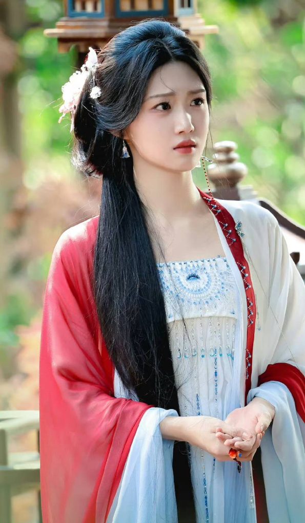 Sztuka koloru i elegancji: Głębokie zanurzenie w stylu hanfu Lu Yuxiao jako Shangguan Qian- Hanfu Way: Tradycyjne i nowoczesne chińskie ubrania Hanfu na każdą okazję