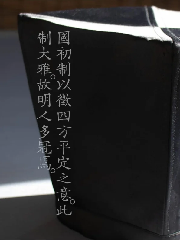 Sombrero Cuadrado de Satén de la Dinastía Ming para Hombre - Hanfu Way: Ropa Hanfu China Tradicional y Moderna para Todas las Ocasiones