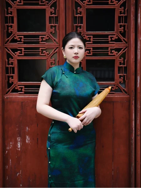 새로운 중국식 그린 새틴 치파오 드레스