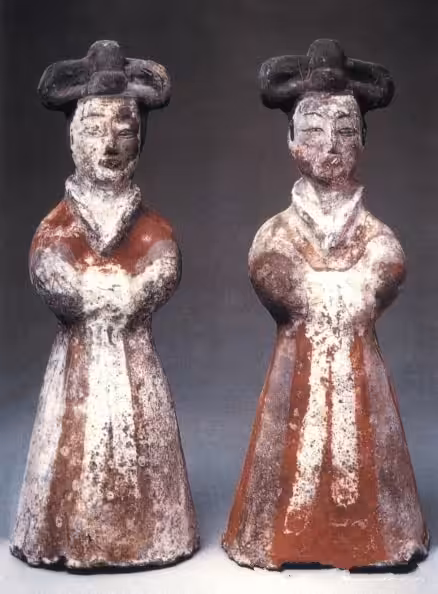 A painted female figurine with a cross-shaped high bun and wearing a narrow-sleeved blouse and skirt (excavated from a Northern Wei tomb at Caocangpo, Xi’an, Shaanxi Province)