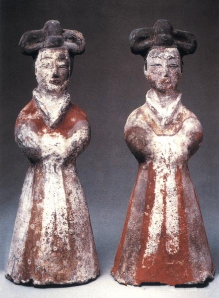 A painted female figurine with a cross-shaped high bun and wearing a narrow-sleeved blouse and skirt (excavated from a Northern Wei tomb at Caocangpo, Xi’an, Shaanxi Province)