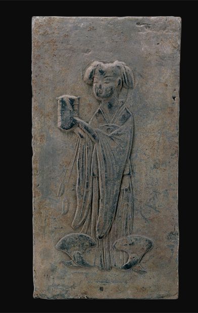 Zhōngguó Náncháo yíwù: “Pěng jià shìnǚ huàxiàng zhuān / Chí guān rén huàxiàng zhuān”, Chángzhōu shì bówùguǎn cángRelic of the Southern Dynasties in China: “Bridesmaid Holding a Dowry” Pictorial Brick / “Coffin Bearer” Pictorial Brick, housed in the Changzhou Museum