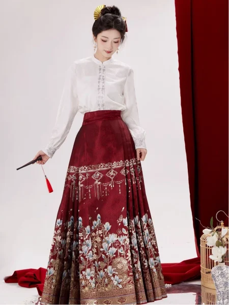 Ming Dynasty Hanfu Golden Blossom Brocade Mamian Qun Set