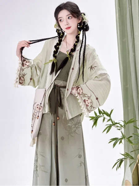 Song Dynasty Hanfu “Green Bamboo & Panda” Set – Short Shirt, Triple Pleated Skirt, Camisole & Drawstring Bag